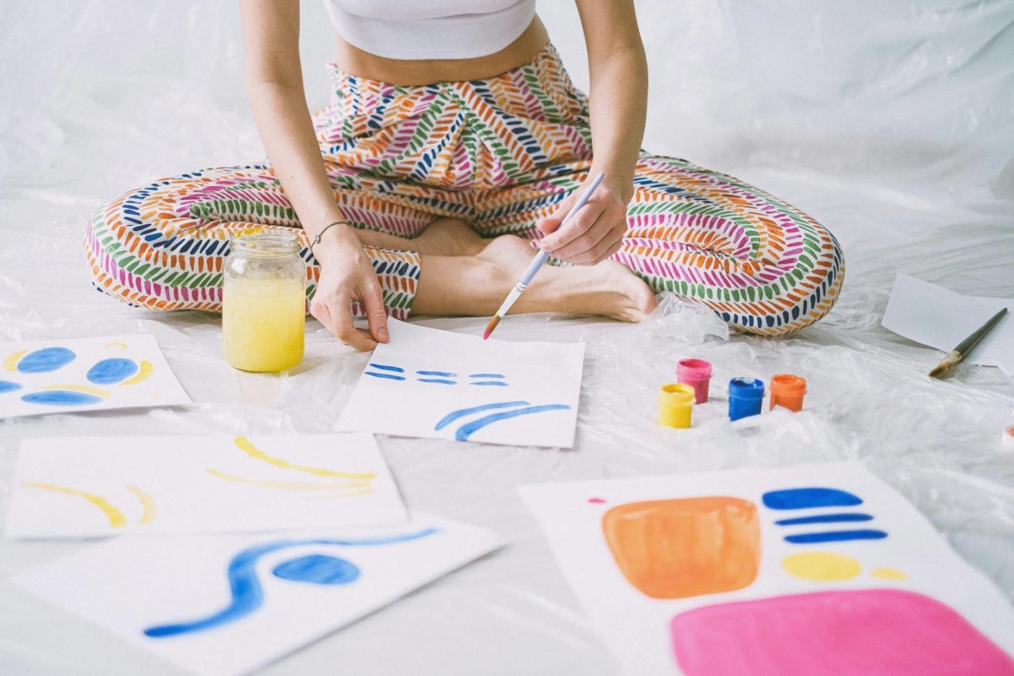 Vue d'un atelier de dessin avec matériel artistique et esquisses de créatures fantastiques