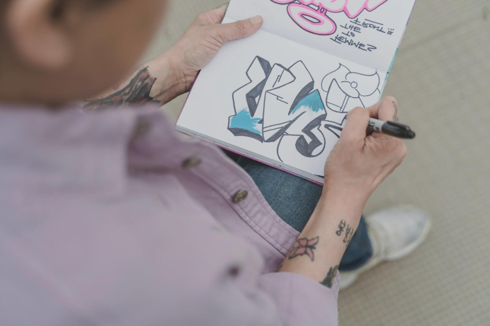 Atelier de création artistique avec matériel de dessin professionnel