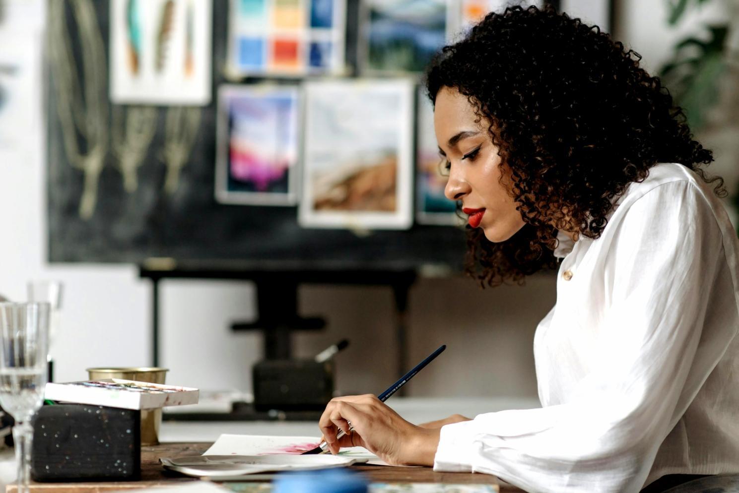 Espace de travail d'artiste avec matériel de dessin